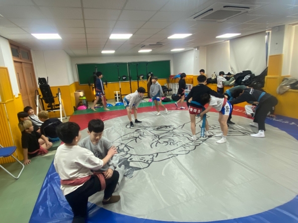 ▲팔마초등학교에서 학생들이 찾아가는 생활체육교실 프로그램에 참여해 씨름을 하고 있다.(사진제공=순천시)