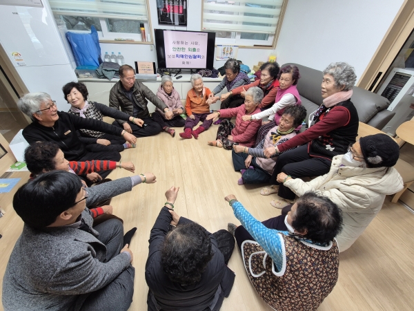▲겸백면 능묵마을 어르신들께 치매안심팔찌를 배부했다.(사진제공=보성군)