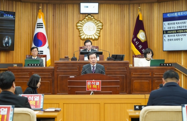 ▲박홍률 목포시장이 13일 올해 첫 목포시의회 임시회에서 2025년 시정운영 방향을 발표하고 있다(사진제공=목포시)