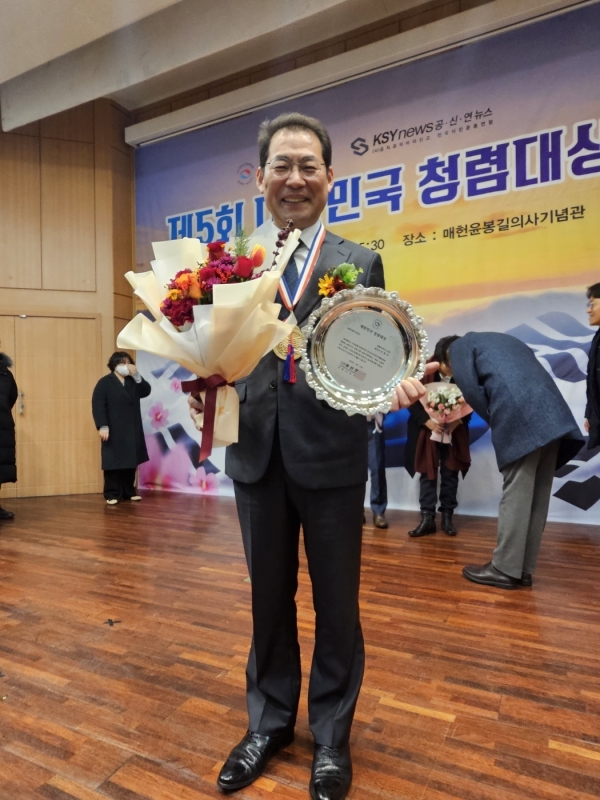 ▲ 손훈모 변호사가 사단법인 공직공익비리신고 전국시민운동연합이 수여한 청렴대상 시상식에서 NGO 봉사 부문 청렴 대상을 수상하고 기념촬영 했다(사진제공=손훈모 변호사)