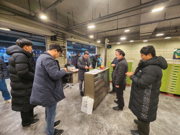 ▲담양군은 지난 13일 가락동 농수산물 도매시장 등 서울시 일원에서 기능성 토마토 브랜드 ‘토담토담’의 홍보 행사를 개최했다.(사진제공=담양군)
