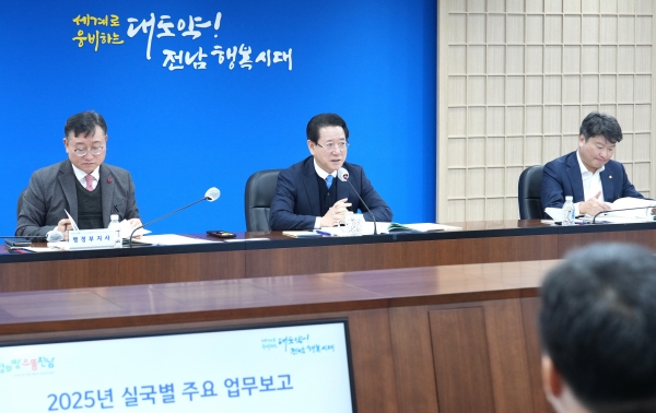 ▲김영록 전라남도지사가 15일 도청 서재필실에서 열린 ‘2025년 실국별 업무보고회’에 참석해 각 실국의 업무보고를 청취하고 있다.(사진제공=전라남도)