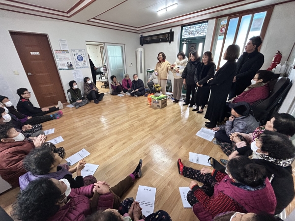 ▲함평군 함평읍은 16일 2025년 을사년 새해를 맞아 오는 22일까지 관내 경로당 57개 경로당을 순회 방문하여 어르신들과 새해인사 및 소통의 시간을 갖는다.(사진제공=함평군)