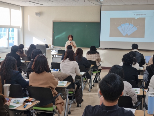 ▲일과사람성장연구소 남미숙 대표님이 AI시대, 함께 만들어가는 초등진로교육 관련 강의를 하고 있다.(사진제공=광주광역시교육청)