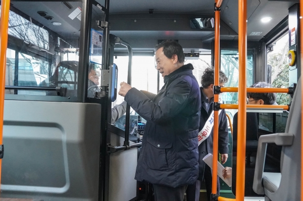 ▲박홍률 목포시장이 공영버스에 탑승해 출근하고 있다.(사진제공=목포시)
