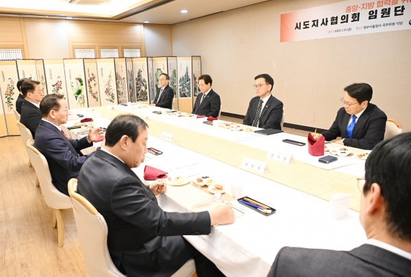 ▲강기정 광주광역시장은 17일 서울정부청사에서 열린 ‘시도지사 임원단과 최상목 대통령 권한대행과의 간담회’에 참석해 광주 미래차국가산단 국가전략사업 신속 선정, 인공지능(AI) 2단계 사업 예타 면제, 긴급 추경 편성을 건의하고 있다.(사진제공=광주광역시)