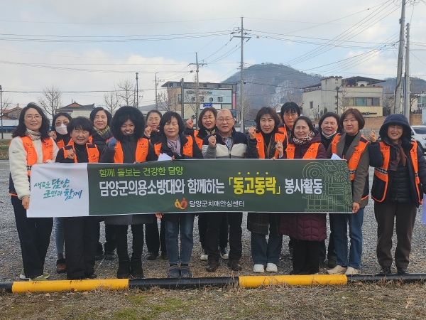 ▲담양군 치매안심센터 자원봉사단 ‘동고동락’은 의용소방대와 함께 설을 맞아 치매 어르신의 겨울철 안전 점검과 안부를 살피기 위해 가정방문 봉사활동을 추진했다.(사진제공=담양군)
