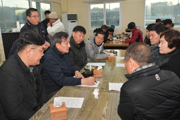 ▲이병노 담양군수는 지난 19일 가축시장을 방문해 한우 가격 동향 및 한우 경매 진행 상황을 살펴보고 축산농가의 애로사항을 청취했다.(사진제공=담양군)