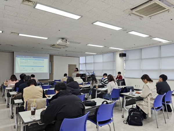 ▲20일 전남여성가족재단에서 ‘2022 개정 교육과정 교과(군)별 연수’가 진행되고 있다.(사진제공=전라남도교육청)