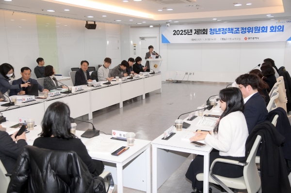 ▲강기정 광주광역시장이 20일 오후 시청 소회의실에서 열린 청년정책조정위원회 회의를 주재하고 있다.(사진제공=광주광역시)
