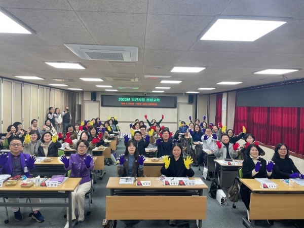 ▲지난 17일, 2025년 보건사업 안내 집합교육 후 단체 기념 촬영을 하고 있다.(사진제공=신안군)
