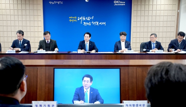 ▲김영록 전라남도지사가 21일 오전 도청 서재필실에서 실국장 정책회의를 주재하고 있다.(사진제공=전라남도)