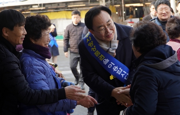 ▲윤병태 나주시장이 지역 전통시장에서 설 명절맞이 장보기 행사에 참여하고 있다. (사진제공=나주시)