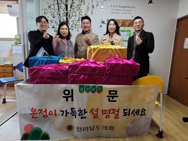 ▲김정이 전남의원은 지난 21일 순천시 해룡면 소재 해룡지역아동센터를 찾아 시설 안전과 돌봄 프로그램을 살펴보고 종사자들을 격려했다.(사진제공=전라남도의회)