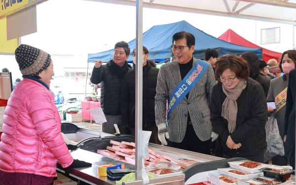 ▲22일 함평천지전통시장에서 이상익 함평군수가 장보기 행사에 참여하는 모습(사진제공=함평군)