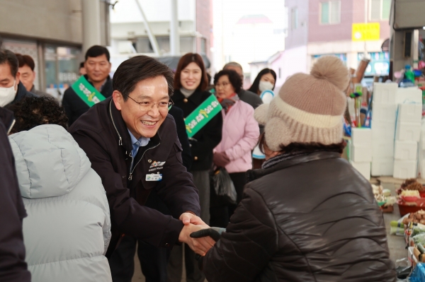 ▲22일 우승희 영암군수는 시종5일시장과 상가밀집지역을 돌며 설 대목을 맞은 상인들의 어려움을 듣고, 명절 성수품 수급 상황과 물가 동향을 살폈다. (사진제공=영암군)