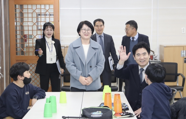 ▲김대중 전남교육감이 학생과 함께 장성도서관 ‘컵 스태킹’ 프로그램 체험을 하고 있다.(사진제공=전라남도교육청)