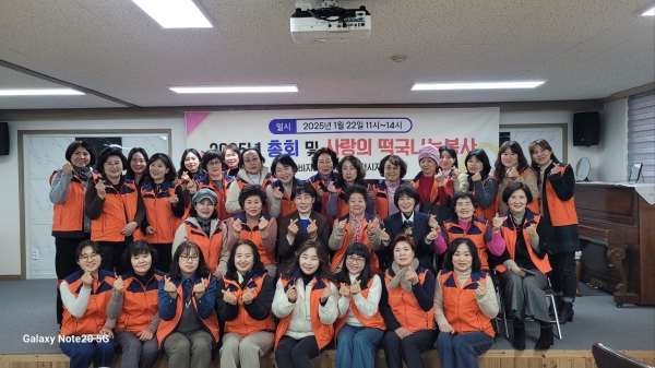 ▲(사)소비자교육중앙회 순천시지회는 22일 오전 순천조례종합사회복지관 1층 경로식당에서 지역주민 130여명을 대상으로 ‘사랑의 떡국 나눔’ 봉사를 진행하고 기념촬영 했다(사진제공=(사)소비자교육중앙회 순천시지회)