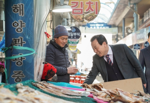 ▲박홍률 목포시장이 전통시장을 방문해 상인들을 격려하고 있다.(사진제공=목포시)