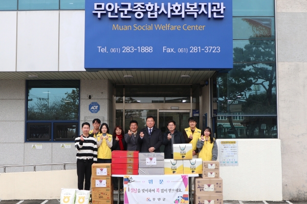 ▲설 명절을 맞아 사회복지시설을 방문한 김산 무안군수(사진제공=무안군)