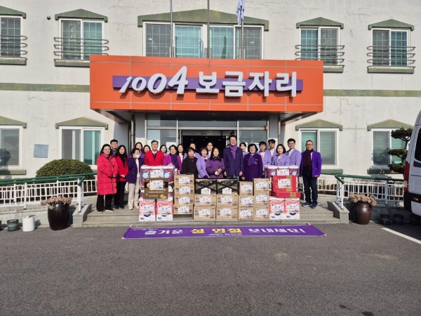 ▲23일 신안군에서 1004보금자리에 위문품을 전달했다.(사진제공=신안군)