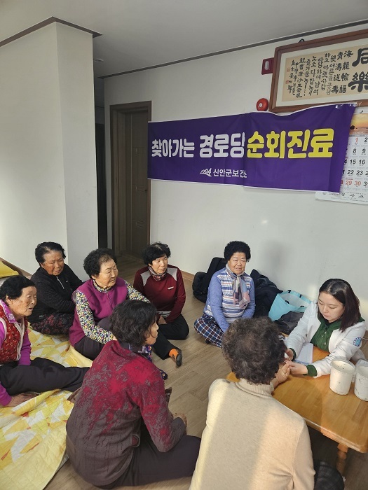 ▲ 혈압, 혈당 측정 등 기본 검사를 실시하고 있다.(사진제공=신안군)