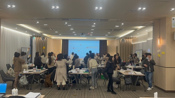 ▲전남 도내 기초학력전담교사들이 직무연수에 참여해 서로의 의견을 글로 적은 종이비행기를 날리고 있다.(사진제공=전라남도교육청)