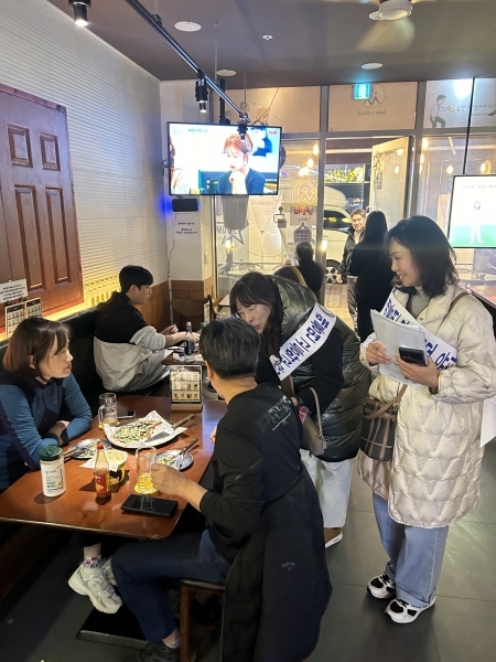 ▲해고협 회원들이 해룡면 관내 상가를 직접 방문해 주민서명을 받고 있는 모습(사진제공=해룡면 고등학교 유치 추진협의회)