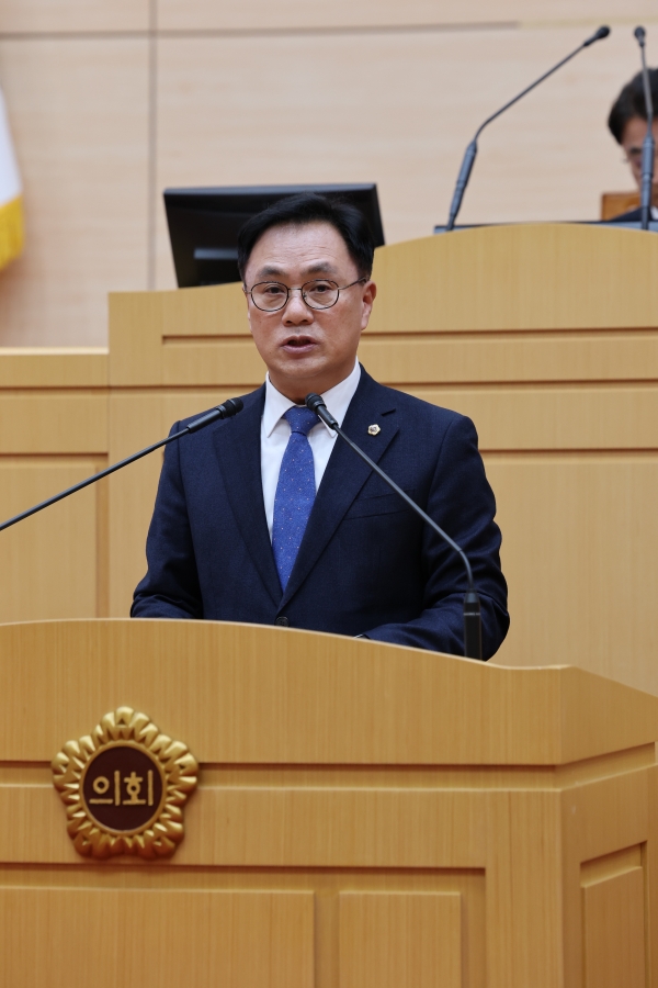 ▲송형곤 전남도의원이 대표 발의한 「지방소멸대응기금 운영 개선을 위한 촉구 건의안」이 5일 전라남도의회 제387회 임시회 제1차 본회의에서 채택됐다.(사진제공=전라남도의회)