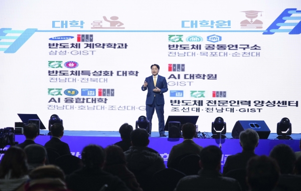 ▲강기정 광주광역시장이 6일 오전 서구 김대중컨벤션센터에서 열린 ‘지자체-대학 협력기반 지역혁신사업 성과공유회’에 참석해 ‘광주시 미래산업 뱡향’을 주제로 기조연설을 하고 있다.(사진제공=광주광역시)