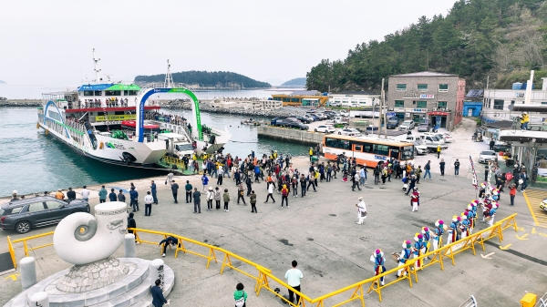 ▲지난해 청산도 슬로걷기 축제장을 찾기 위해 청산도항에 인파가 몰린 모습(사진제공=완도군)