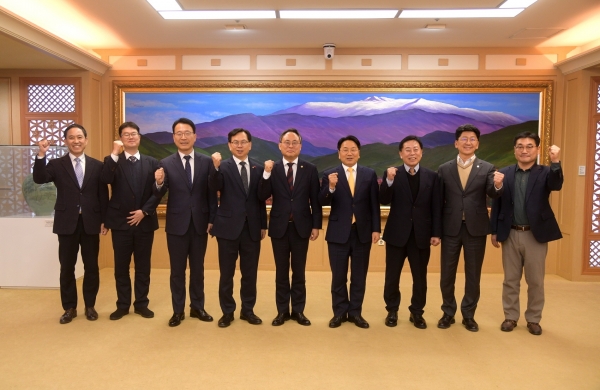 ▲강기정 광주광역시장이 6일 시청 비즈니스룸에서 고기동 행정안전부 장관 직무대행과 환담한 뒤 기념촬영을 하고 있다.(사진제공=광주광역시)