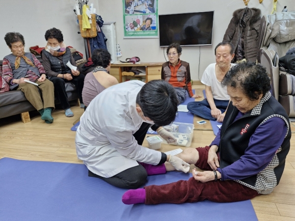 ▲담양군이 마을 경로당에 방문해 어르신들에게 한방진료와 건강상담을 제공하는 ‘찾아가는 경로당 한방 순회진료’로 군민 삶의 질 향상에 이바지하고 있다.(사진제공=담양군)