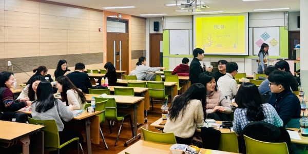 ▲전남교육청 2025 독서인문선도교실 (중등)교사들이 역량강화 연수를 받고 있다.(사진제공=전라남도교육청)