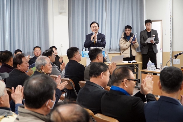 ▲윤병태 나주시장이 2025년 읍면동 주민과의 대화를 갖고 있다. (사진제공=나주시)