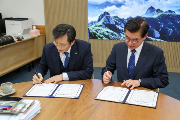 ▲영암군이 지난 6일 (재)전남창조경제혁신센터와 ‘빈 상가 채움 프로젝트 상생투자 육성사업’ 추진 업무협약을 맺었다.(사진제공=영암군)