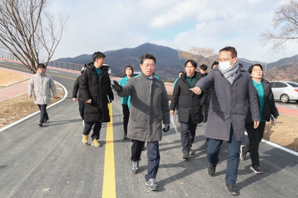 ▲정인화 광양시장이 지난 7일신원 둔치 진·출입로 확장공사 준공 현장을 점검했다.(사진제공=광양시)