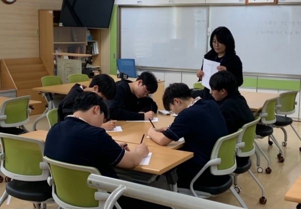 ▲학생선수들이 구체적인 체육 진로와 운동 계획에 대해 상담을 받고 있다.(사진제공=전라남도교육청)