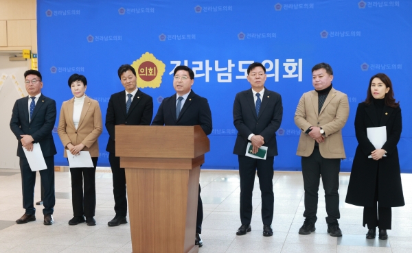 ▲전라남도의회 순천지역 더불어민주당 의원 8명이 전 순천시민을 대상으로 민생회복지원금을 지급해야 한다는 입장을 밝혔다.(사진제공=전라남도의회)