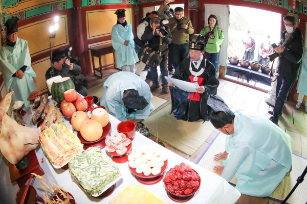 ▲축문을 읽는 정인화 광양시장(사진제공=광양시)