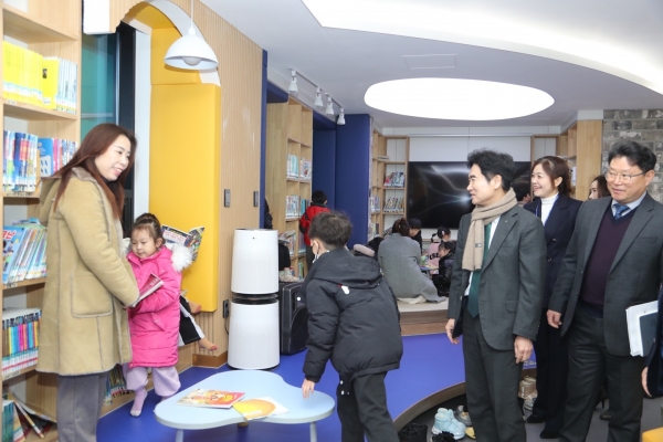 ▲‘대중교통’ 기관방문으로 나주도서관을 찾은 김대중 교육감이 도서관 이용객들과 이야기를 나누고 있다.(사진제공=전라남도교육청)