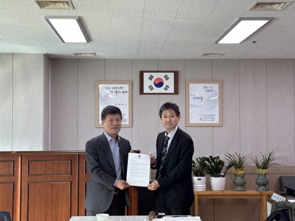 ▲일본 고치현에서 제주항공 사고 관련 서한문을 전달했다.(사진제공=전라남도교육청)