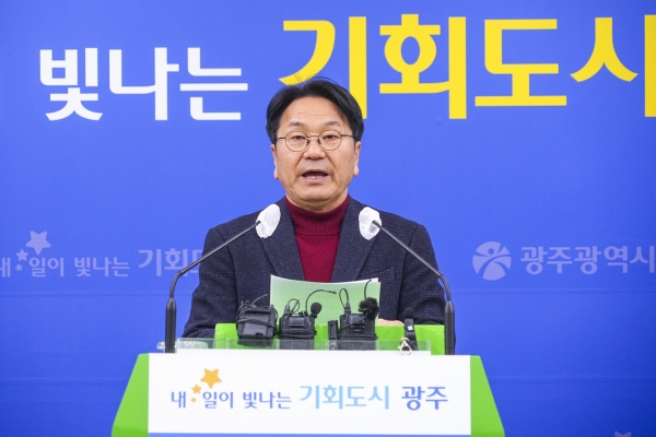 ▲강기정 광주광역시장이 12일 시청 브리핑실에서 긴급브리핑을 열고 이날 시의회에서 통과된 '도시계획조례 일부개정 조례안'에 대해 의견을 밝히고 있다.(사진제공=광주광역시)