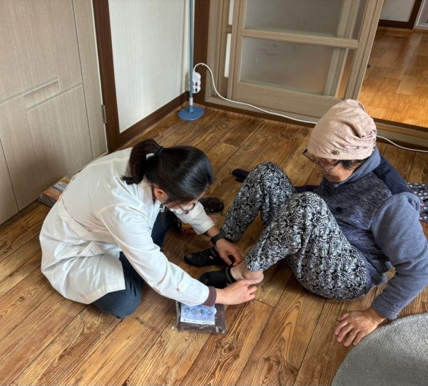 ▲장성군 건강지킴이가 어르신 가정을 방문해 건강을 살피고 있다.(사진제공=장성군)
