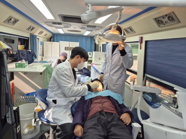 ▲ 지난 1월 13일 대서면 장담마을 구강 이동버스 운영(사진제공=고흥군)