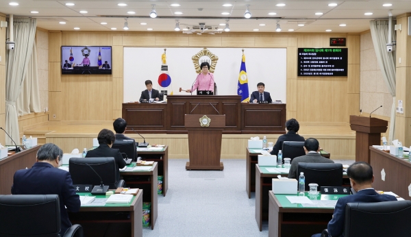 ▲진도군의회는 13일 제304회 임시회를 열어 「진도군 긴급재난지원금 지원 조례 일부개정조례안」 의결과 생활안정지원금 지급을 위한 추가경정예산 편성안 등을 심사했다.(사진제공=진도군의회)