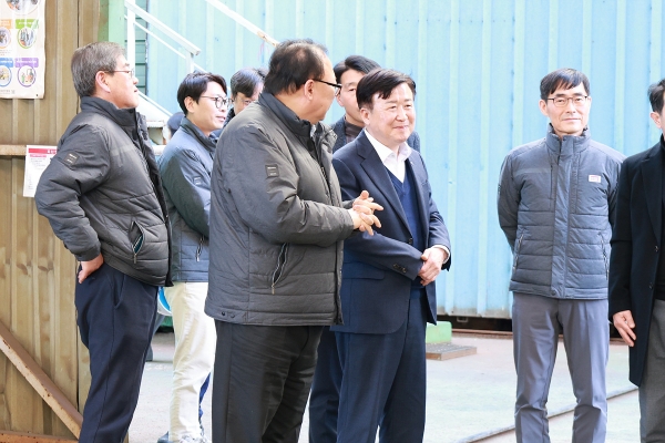 ▲14일 오전 정기명 여수시장이 ‘시장이 간다! 여수 통통’ 일환으로 여수국가산단 내 유한기술을 방문해 기업들의 실질적인 어려움을 살피고 현장의 목소리를 청취했다.(사진제공=여수시)