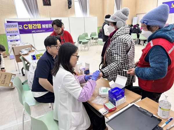 ▲ C형간염 항체검사 진행(사진제공=신안군)