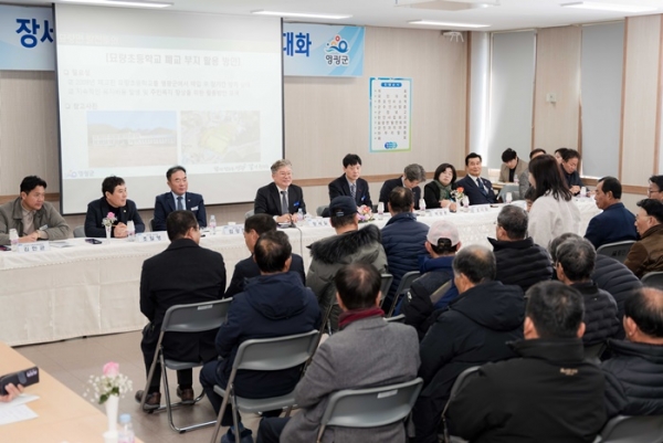 ▲영광군은 지난 2월 10일 백수읍을 시작으로 14일까지 10개 읍면을 순회하면서 2025년 ‘군수와 군민과의 대화’를 성공적으로 마쳤다.(사진제공=영광군)