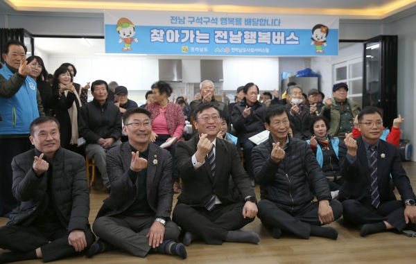 ▲전라남도는 ‘2025년 찾아가는 전남행복버스’를 17일 보성 동암경로당을 시작으로 본격 운영한다.(사진제공=전라남도)